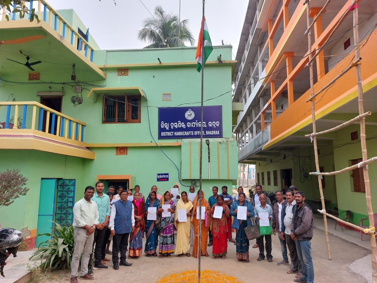 adhbhadrak's tweet photo. Distribution of work orders to 15 nos. of Handicraft Artisans for construction of Work-shed on the eve of 76th Republic Day celebration Programme at District Handicrafts Office, Bhadrak.
@DM_Bhadrak @HTH_Odisha @minmsme https://t.co/23zJWarnUf