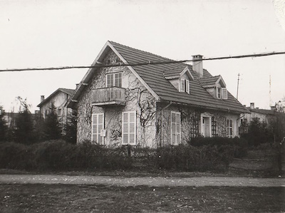 pinar__erkan's tweet photo. Bostancı Şenesenevler'de 1950'lerin sonlarında yapıldı bu konutlar. Ahali isteseydi bu tür konutlarda yaşamaya devam edebilirdi İstanbul'da fakat tercih etmediler. Yıktırıp apartman yaptırdılar. https://t.co/zaTEZwsR2V