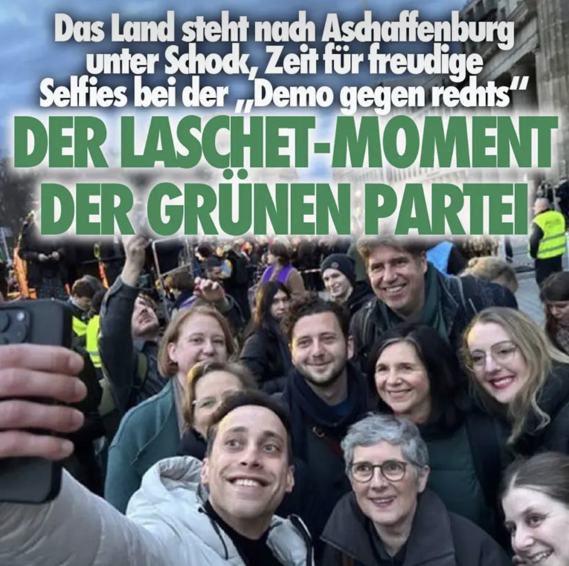 Lachend bei der „Demo gegen Rechts“ statt politische Vorschläge zu machen, wie solch grausame Verbrechen wie in Aschaffenburg verhindert werden können - der Laschet-Moment von <a href="/Die_Gruenen/">BÜNDNIS 90/DIE GRÜNEN</a> #NIUS nius.de/politik/news/l…