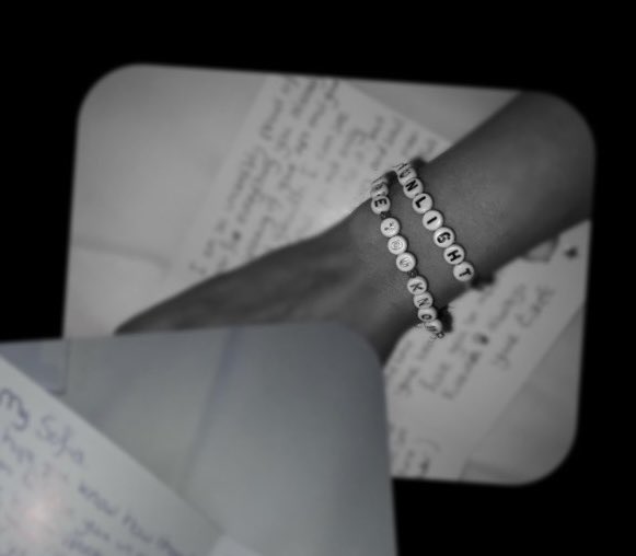 aesteetic's tweet image. 1 year of “i hope you know” 🥹🤍🪽
beautiful in the sunlight, beautiful in the moonlight. forever.