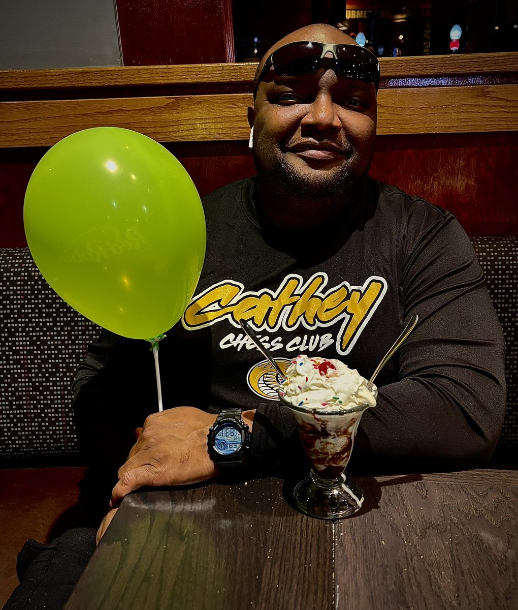 MikePinkardJr's tweet photo. I want to thank to thank my amazing family, my sister who got me this awesome archery set, ALL of the friends on FB that wished me a Happy Birthday, and the wonderful staff at the @redrobinburgers in Pharr, TX. All of you made it a birthday to remember! 🙏🏾🫶🏿🎁 https://t.co/IKmgV07Ajk