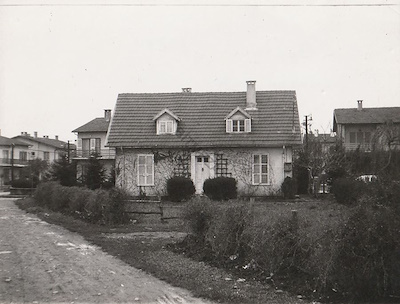 pinar__erkan's tweet photo. Bostancı Şenesenevler'de 1950'lerin sonlarında yapıldı bu konutlar. Ahali isteseydi bu tür konutlarda yaşamaya devam edebilirdi İstanbul'da fakat tercih etmediler. Yıktırıp apartman yaptırdılar. https://t.co/zaTEZwsR2V