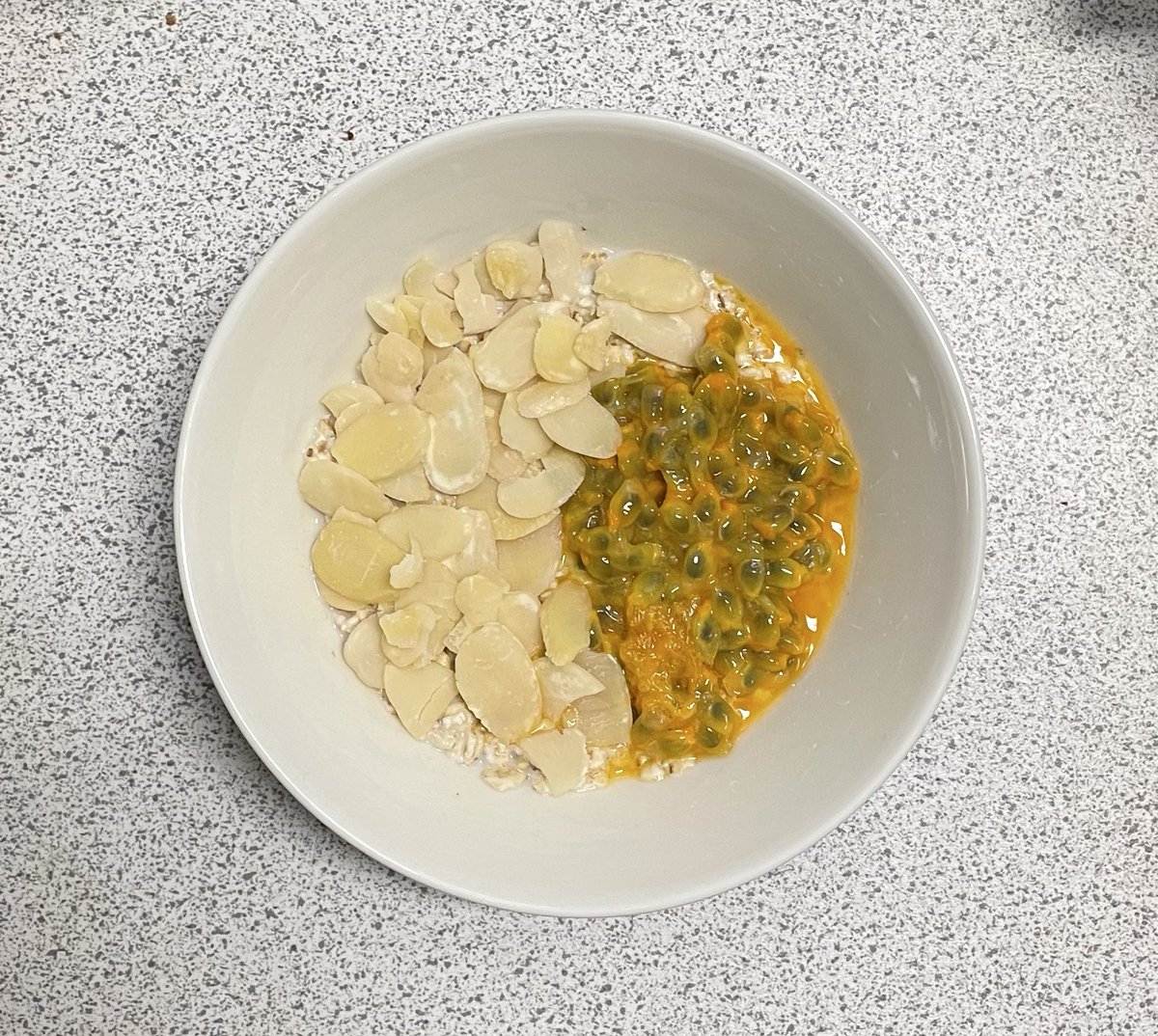 overnight oats with passionfruit and almond flakes🌼