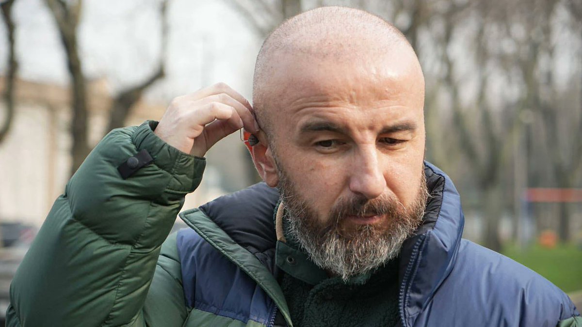 voxpoptr's tweet photo. Bursa’da yaşayan Emrah Karadeniz, saç ektirmek için gittiği estetik merkezinde kulak zarı patladı https://t.co/zAB5e0xfEY