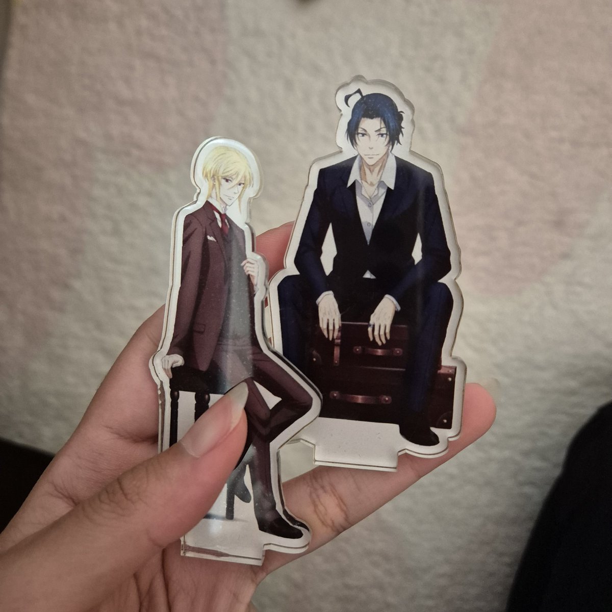 lynlin_maw's tweet photo. i bought a standee for my bestie gift but i didn't know that this is so small 😭 #MoriartyThePatriot https://t.co/EgoTp5sody