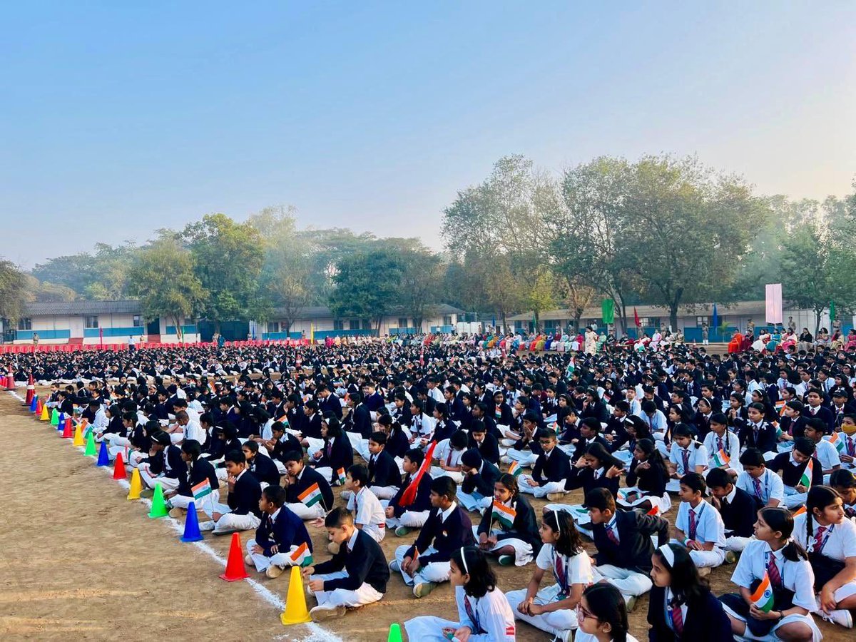 IaSouthern's tweet image. Army Public School, #Devlali, marked the 76th #RepublicDay with patriotic zeal. Brig Aakash Bajaj, #Chairman #APS_Devlali, unfurled the Tricolour, igniting a spirit of pride and unity. The event featured Sarangi Bharat, a vibrant dance performance and Atithi Devo Bhava, a…