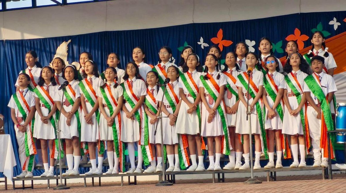 IaSouthern's tweet image. Army Public School, #Devlali, marked the 76th #RepublicDay with patriotic zeal. Brig Aakash Bajaj, #Chairman #APS_Devlali, unfurled the Tricolour, igniting a spirit of pride and unity. The event featured Sarangi Bharat, a vibrant dance performance and Atithi Devo Bhava, a…