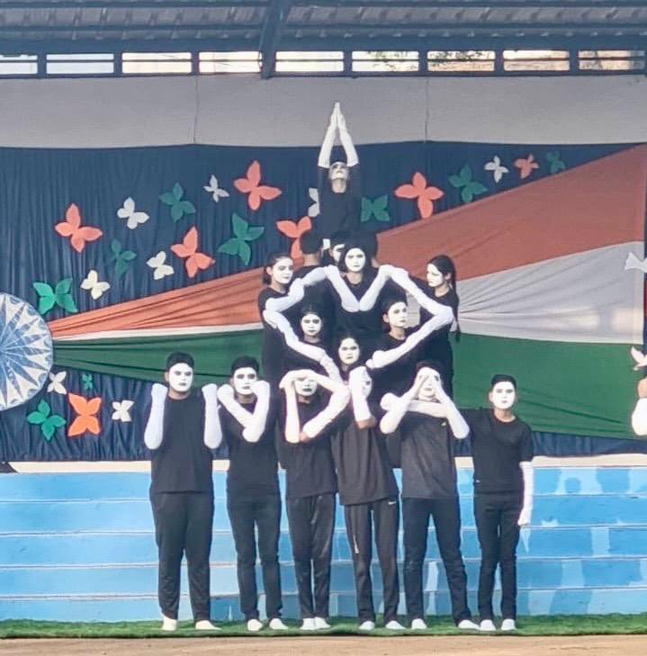 IaSouthern's tweet image. Army Public School, #Devlali, marked the 76th #RepublicDay with patriotic zeal. Brig Aakash Bajaj, #Chairman #APS_Devlali, unfurled the Tricolour, igniting a spirit of pride and unity. The event featured Sarangi Bharat, a vibrant dance performance and Atithi Devo Bhava, a…
