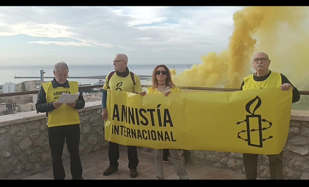 Amnistía Andalucía (@aiandalucia) on Twitter photo Activistas de #Almeria participaron en el encendido de torres y atalayas para denunciar las vulneraciones de derechos que sufren las personas migrantes. #DerechosOnFire! #Encesa2025 <a href="/amnistiaespana/">Amnistía Internacional España</a> Activistas de #Almeria participaron en el encendido de torres y atalayas para denunciar las vulneraciones de derechos que sufren las personas migrantes. #DerechosOnFire! #Encesa2025 <a href="/amnistiaespana/">Amnistía Internacional España</a>