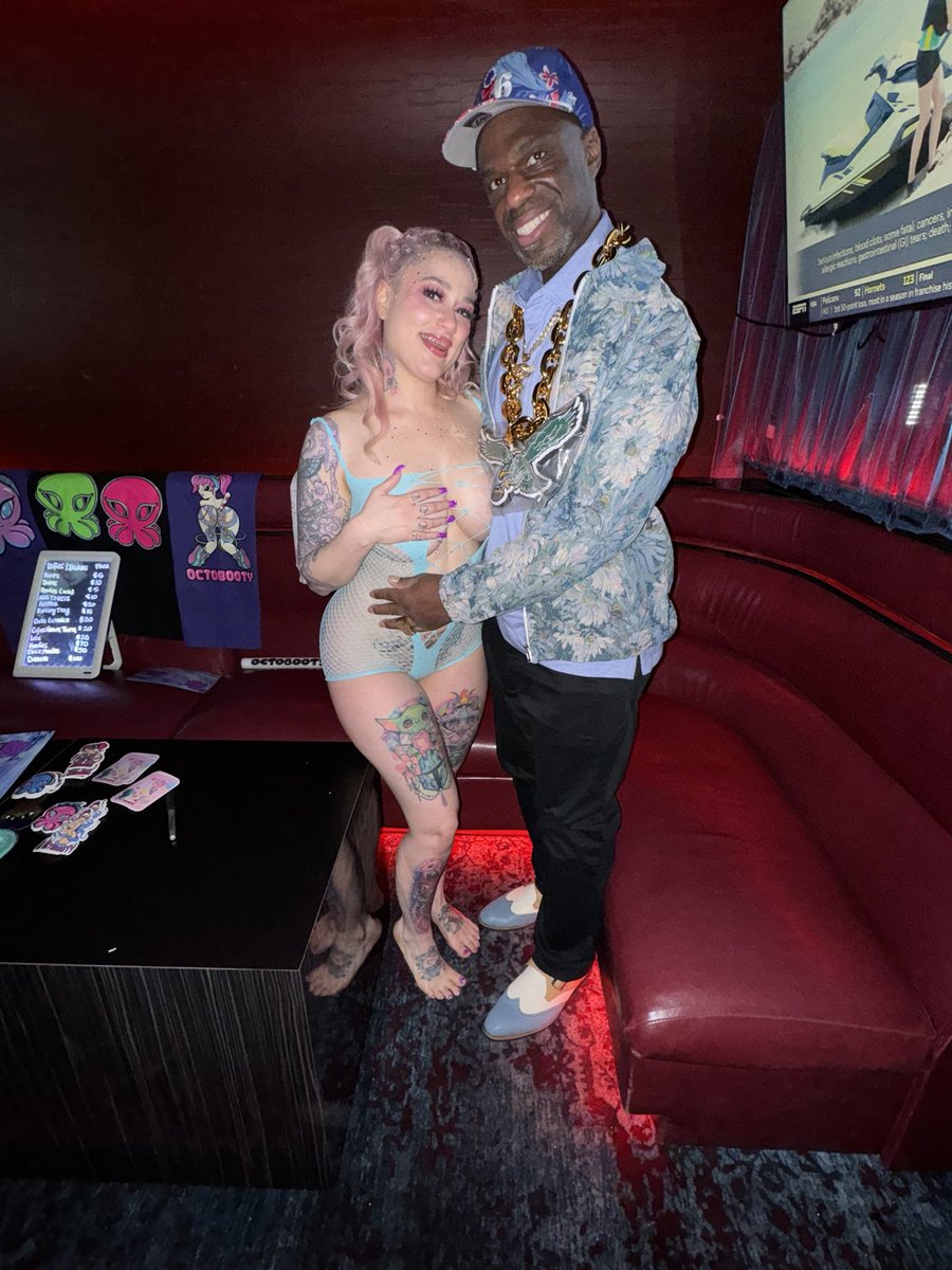 Adamsbluedog1's tweet photo. @DaizhaMorgann Thank you for coming back to my city you are so beautiful, sexy and so talented on stage on your turntables it’s always great seeing you and I was able to bring you some surprise forever roses I hope you love them I’ll see you @CheerleaderPHL next time https://t.co/3cXjRszMoN