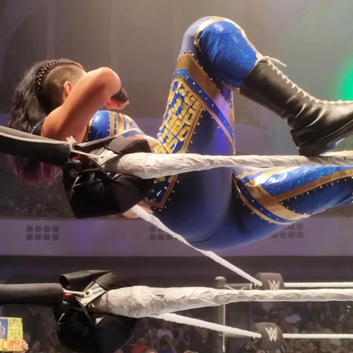 Serving cock but in blue.