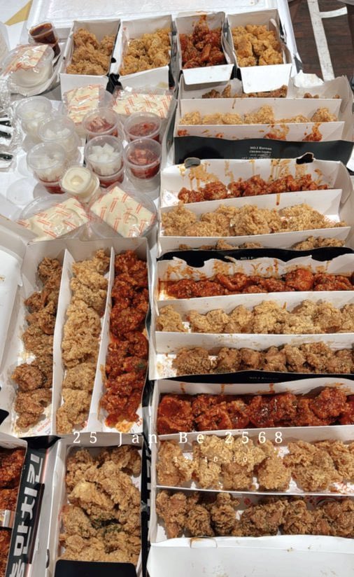 Lookkaeww_k's tweet photo. คิดถึงจังเลย ทำอะไรกันอยู่น้า~ 

เมื่อวานมีโอกาสส่งไก่ทอดกรอบๆไปให้นักกีฬาคนเก่งชาวอนันกมล @AnunKamol เติมพลังตอนออกกำลังกายกัน 🍗🏅

วันนี้มีโอกาสส่งคุ้กกี้จ���กเจ้าหญิงน้อย วิโอล่า คนสวยให้โปรเจ็คคาเฟ่ @Lookkaew_TW กินคุ้กกี้ นั่งชิล เล่นเกมส์พูดคุยเพลินๆกันไป 🍪🎊

“ความสุขของเราคงเป็นตอนที่ได้เห็นเธอกินอาหารอร่อยๆ ยิ้มเยอะๆ แบบนี้เขาเรียกว่า ครั้งรักรึเปล่านะ รักมากๆดูแลตัวเองดีๆนะคะ จะคอยอยู่ตรงนี้เสมอ:) Be happy, I’m always here for you.” 🤍

Thank you for everything, everyone, and for every project. 🙏🏻

NEW YEAR WITH LOOKKAEW 26
#lookkaewkamollak
