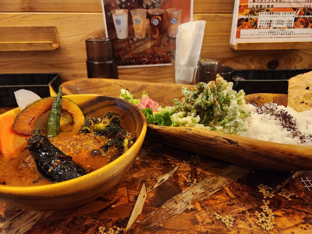 本日クリスマスのプレゼント企画で、極哩での食事を当てていただいたのでお邪魔してきました✨😀
味噌ベースのスープカレーめちゃ美味しかったです！スパイス春菊天も最高でした！！
ボス、ご馳走様でした🙇🙇🙇