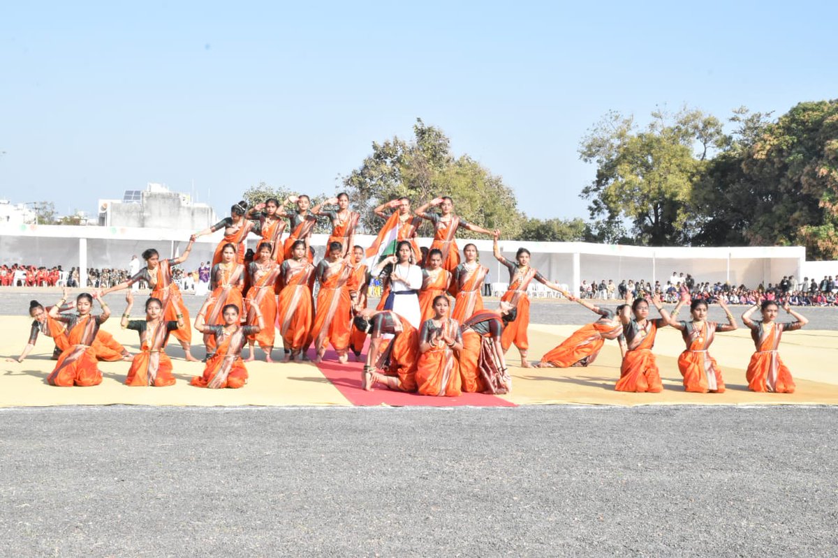 InfoJunagadhGoG's tweet photo. મેંદરડા ખાતે જિલ્લા કક્ષાના પ્રજાસત્તાક પર્વમાં રાસ ગરબા, દેશભક્તિ ગીતની કૃતિઓ રજૂ કરતા  વિદ્યાર્થીઓ,
ડોગ શો, અશ્વ શો  બન્યા  આકર્ષણનું કેન્દ્ર
@CMOGuj 
@collectorjunag 
@InfoGujarat https://t.co/LQt0HVO9Vs
