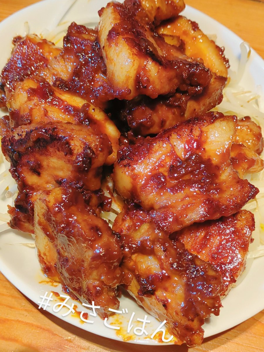 【豚バラアジア風ソース炒め】
昔シンガポールのお土産で買ってきたタレが美味しくて再現したソース。
芝麻醤等などが焼いた豚とめちゃくちゃ合う、メシ泥棒なレシピ。
本日もお疲れ様でした🍻
#みさごはん
#おうちごはん
#料理好きな人とつながりたい
#料理記録 115