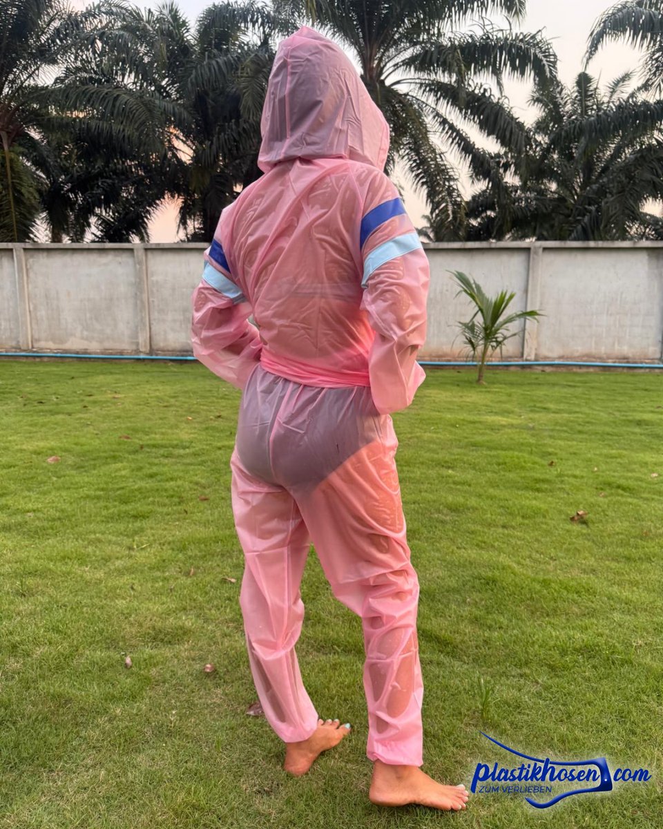 Hello PVC lovers, who else likes the great feeling when PVC hugs you like a second skin?
You can get great PVC plastic trousers here: plastikhosen.com/products/pvc-s…