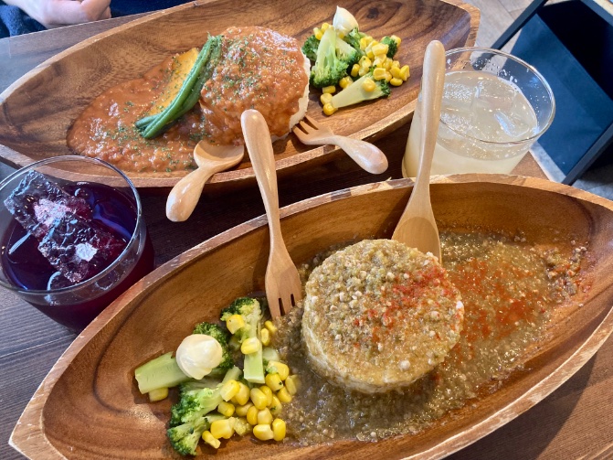 reimond18's tweet photo. 先週、今週のご飯など。

最後の写真のセネガル料理は、ピーナッツのコクが効いた"マフェ"と、魚介ベースのルウに大量のオクラが入った"スープカンジャ"。ピーナッツ、普段あまり使うことがなかったけど、家でも使ってみようかな🥜 https://t.co/vq5BrwKnKY