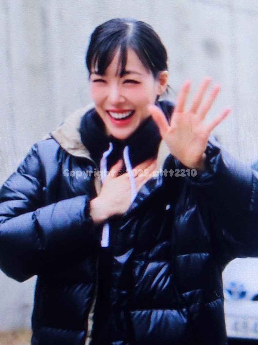 pltt2210's tweet photo. 250126 시카고 막공 퇴근
#티파니 #티파니영 #TiffanyYoung https://t.co/BcAQWo4dO2