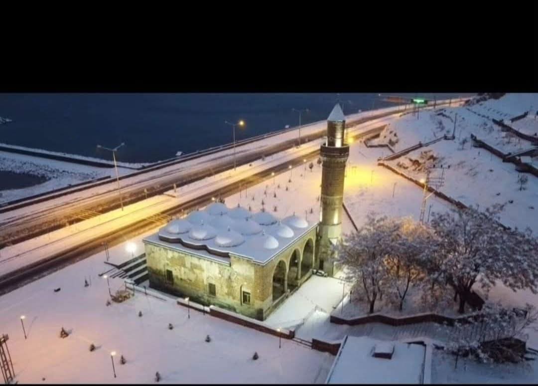 Bu mübarek gecede, Miraç mucizesinin sizleri yüceltmesini, tüm inananlara hayır,  yüreklere neşe, gönüllere huzur getirmesin, bu gecenin Mescidi Aksa' nın kurtuluşuna vesile olmasını  dilerim. Rabbim Miracınız kabul buyursun inşallah.
#mirackandilinizmuebarekolsun