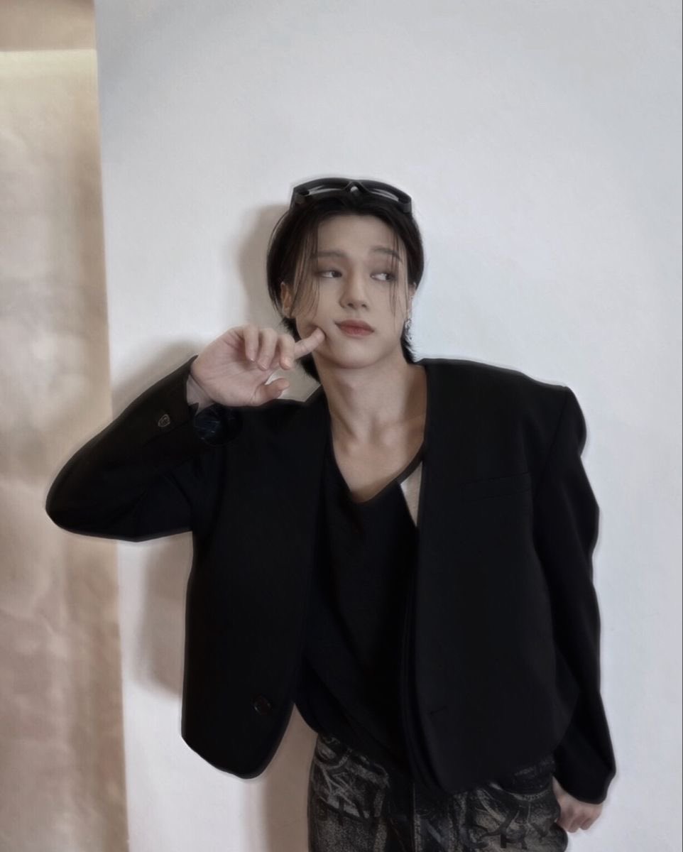 __ 𖥻٬٬ logan 

“you are the main character in your life so act like it”

singer &amp; model au
rp only / MDNI

༺♰༻