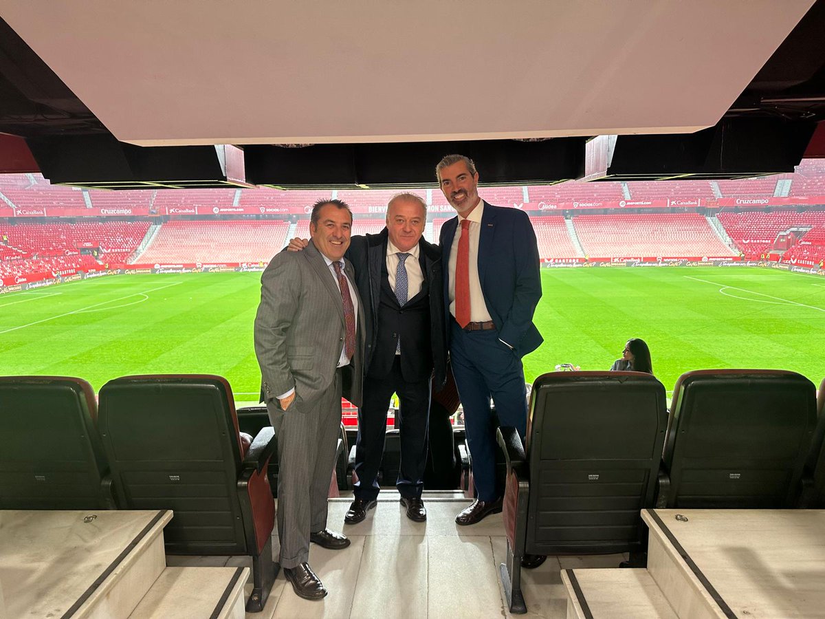Emocionados y agradecidos al <a href="/SevillaFC/">Sevilla Fútbol Club</a> por invitarnos a su palco de honor en un día tan especial como el 135 aniversario del club. ¡Una experiencia inolvidable que guardaremos para siempre! ❤️ #SevillaFC #135AñosDeHistoria #DicenQueNuncaSeRinde