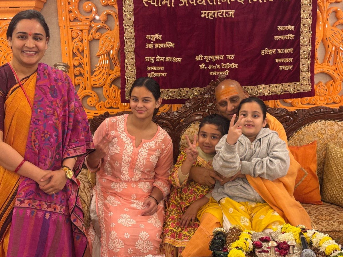 imaparnayadav's tweet photo. प्रयागराज की पुण्य भूमि पर आज कुंभ में स्नान किया और अनंत श्री विभूषित आचार्य महामंडलेश्वर पूज्य गुरुदेव श्री @AvdheshanandG  जी के कुंभ शिविर में आशीर्वाद लिया उनके साथ दिव्य स्नेहिल पल अविस्मरणीय रहेंगे।@bjp4up @BJP4India https://t.co/3gWeXCrYgp