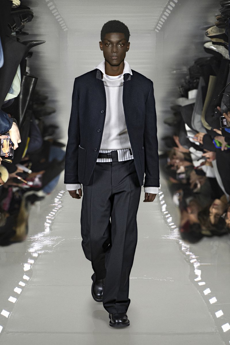 kendam_com's tweet photo. Neil Barrett Fall Winter 2025-2026 Menswear collection fashion show at Paris Men Fashion Week FW25 (January 25, 2025) https://t.co/xidJvzabqc
#NeilBarret #FW25 #AW25 #Menswear #FashionWeek #Paris #Kendam https://t.co/0LQ8urXr3U