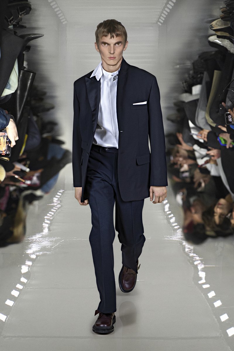 kendam_com's tweet photo. Neil Barrett Fall Winter 2025-2026 Menswear collection fashion show at Paris Men Fashion Week FW25 (January 25, 2025) https://t.co/xidJvzabqc
#NeilBarret #FW25 #AW25 #Menswear #FashionWeek #Paris #Kendam https://t.co/0LQ8urXr3U