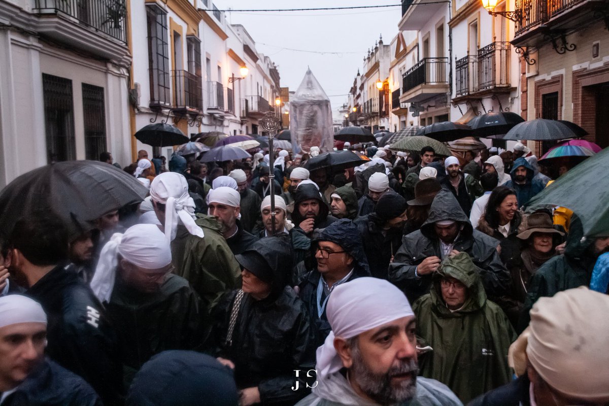 Chema0206's tweet photo. #LoradelRío #Setefilla
📷 La Serranita Hermosa vuelve a su santuario en una mañana lluviosa acompañada por una multitud de fieles.
👤 @HdadDeSetefilla
#TDSCofrade https://t.co/bhH5i83BvQ