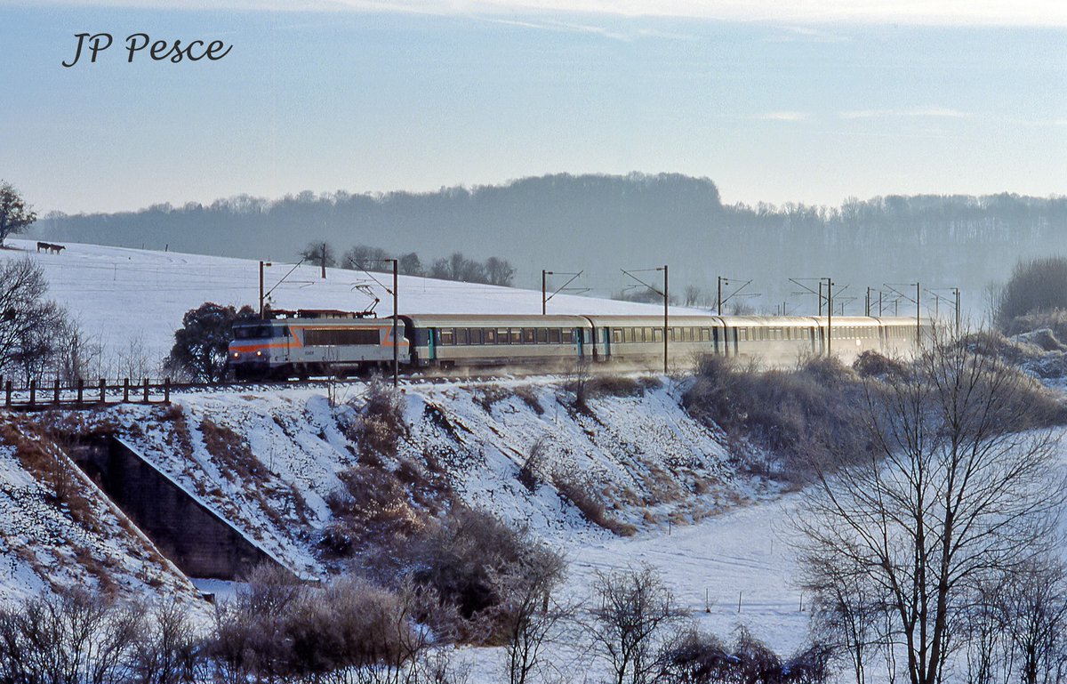 CheminsdeFerTC's tweet photo. Hiver 02-03, époque où Strasbourg et Metz étaient reliées à Lille. Le =>#nezcassé =>#BB22200 + Corails contournent ici la commune de #Liart (08) entre Hirson et Charleville-Mézières.
📷JP Pesce, source : le FB de "Sur les rails d'Ardenne et d'ailleurs" https://t.co/RCeBCnUa47 https://t.co/qjbIAXwDT0