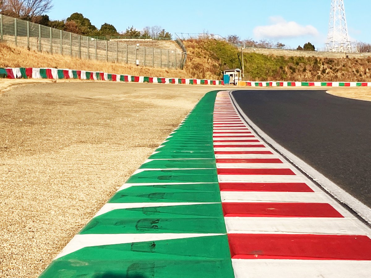 suzuka_event's tweet photo. 0.001秒でもタイムが縮まるならコース外でも走ってしまうのがレーサーの性。

そんなヤンチャなレーサーたちを、縁石がそのトンガリを施設休業中に更に鋭く研いで待っております…👿✨ https://t.co/Qznn8MymdU