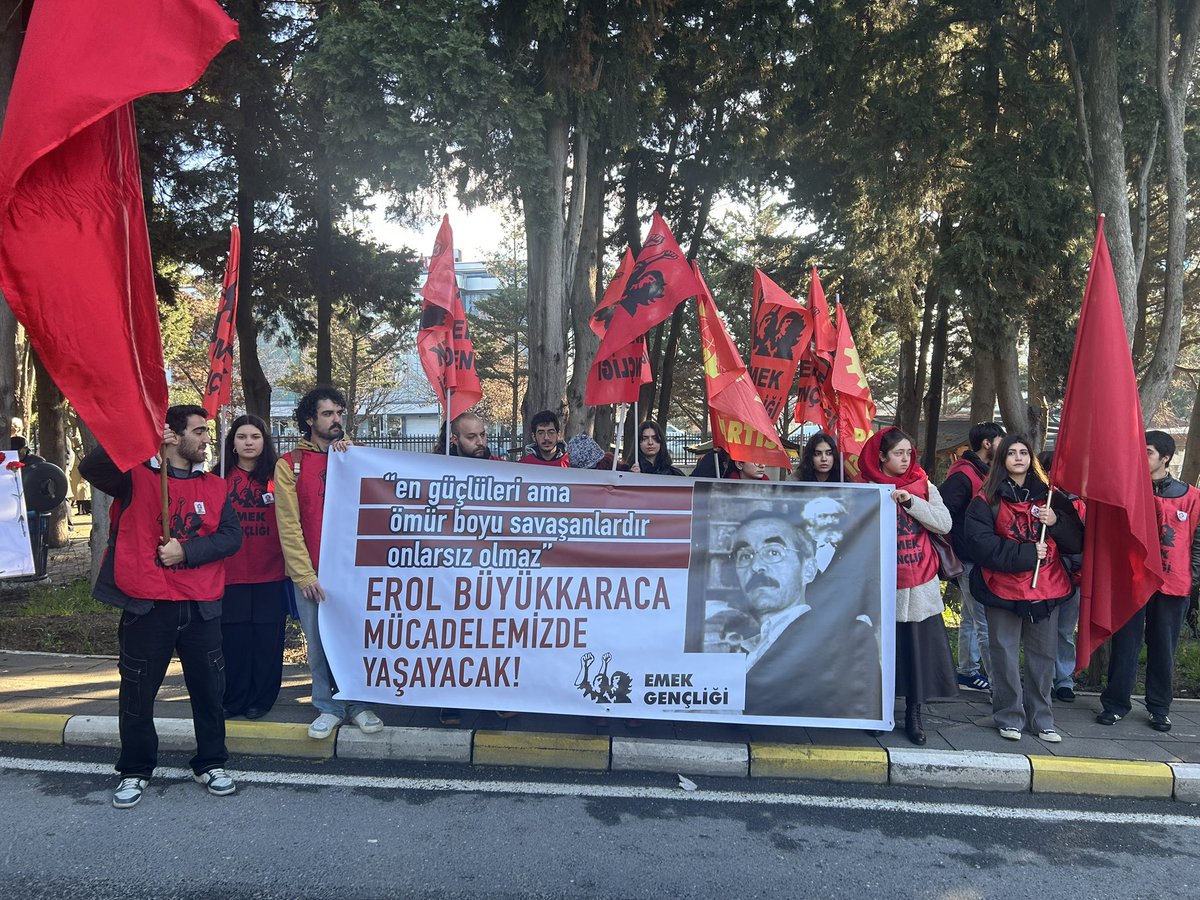 emekgencligi's tweet photo. EROL YOLDAŞIN İZİNDEN YÜRÜYORUZ! 

 Erol Büyükkaraca, gençliğin devrim ve sosyalizm mücadelesinde yaşayacak! 

Uzun'a sözümüz devrim olacak! https://t.co/Glgctydt7O