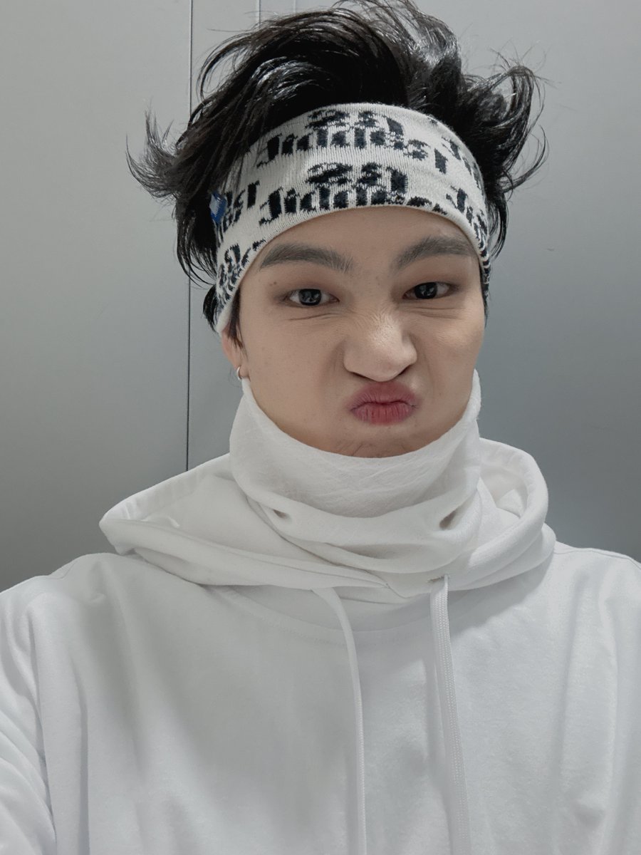 JayB_inDxxair's tweet photo. 재봉이 머리도 약간 새한마리..🐦‍⬛ https://t.co/zVM3IeEuzP