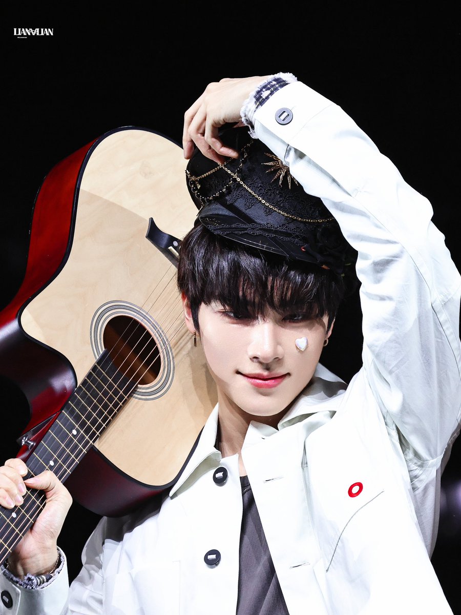 𝟐𝟎𝟐𝟓.𝟎𝟏.𝟐𝟓

🎩🎸🐶

#XIAOJUN #肖俊 #샤오쥔 
#WayV #威神V #웨이션브이