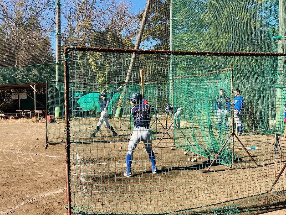 wienBBC's tweet photo. 【活動報告】
1月26日は県内グラウンドにて全体練習を行いました！
ポジションリーダーを中心に新たなウォーミングアップや練習メニューを取り入れ、有意義な活動となりました！
内野手の「ノック3本取り」はWIENの名物練習になりつつあります…😀💦
内野手の皆さん、出し切りましょう。笑 https://t.co/PNpKL8WUHC