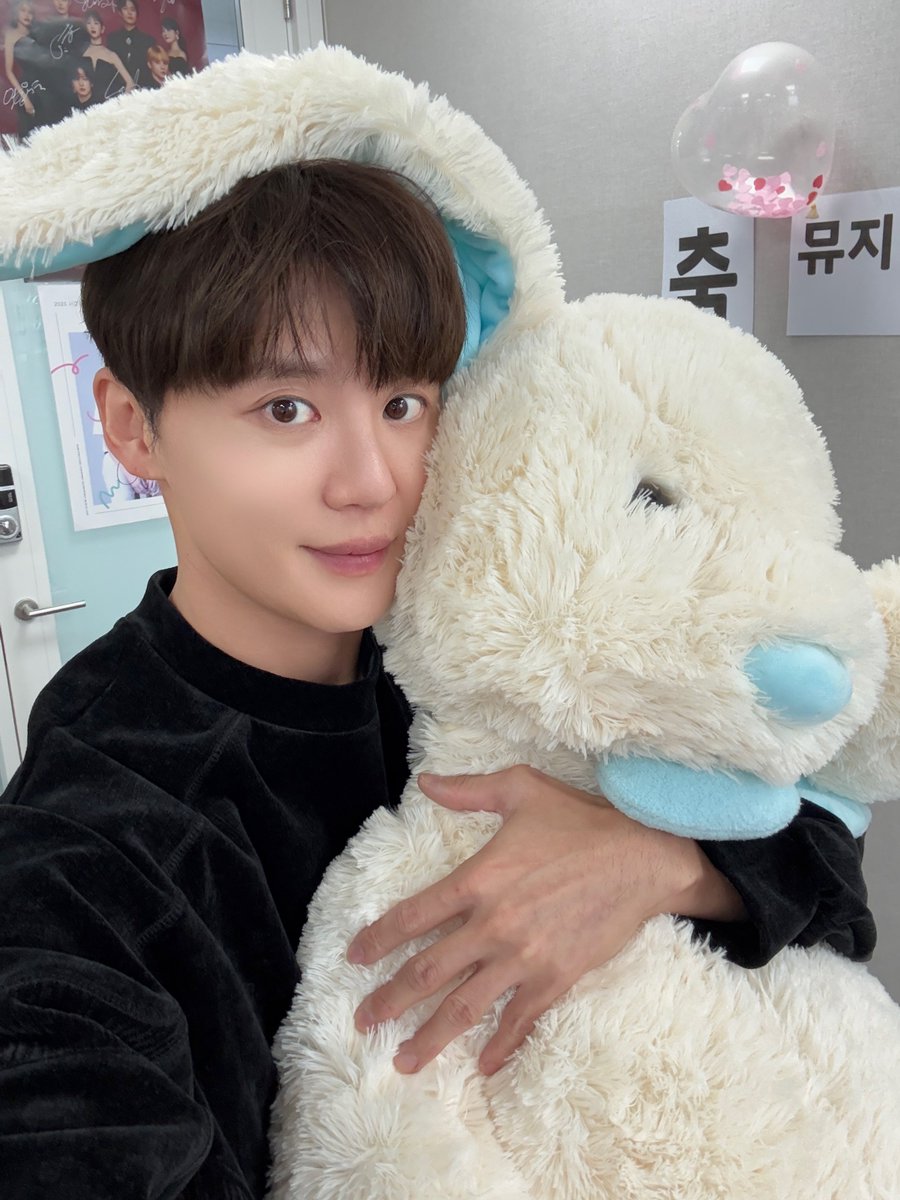 🐰🩵
  
#우리들의_해피엔딩_김준수
#뮤지컬배우김준수_데뷔15주년