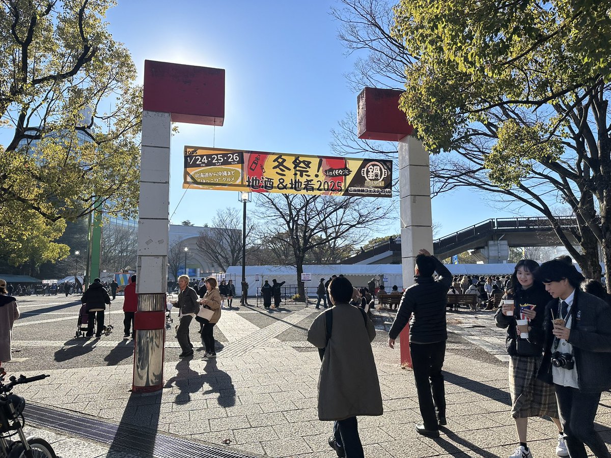 wahhoi_swi's tweet photo. 現場
野外楽しいんよ
ステージに応じた沸かせ方を心得てるマイディアすごい
一昨日やってなかった曲と合わせて一つのライブって感じがしました
リアル5周年おめでとう!
#mydeardarlin’ #マイディア #rizeproduction #herogate https://t.co/GmFeC9DHFp