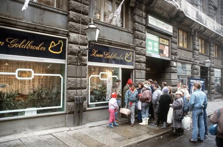 DDR_Reklame's tweet image. Schlange am "Zum Goldbroiler" Leipzig 1989.
#Broiler wurde in der #DDR 1961 zum Gattungsnamen für #Brathähnchen. Zu Werbezwecken wurde auch die Bezeichnung #Goldbroiler verwandt.
#Brathuhn #Huhn #Chicken #Bulgarien #GDR #Ostalgie #EastGermany