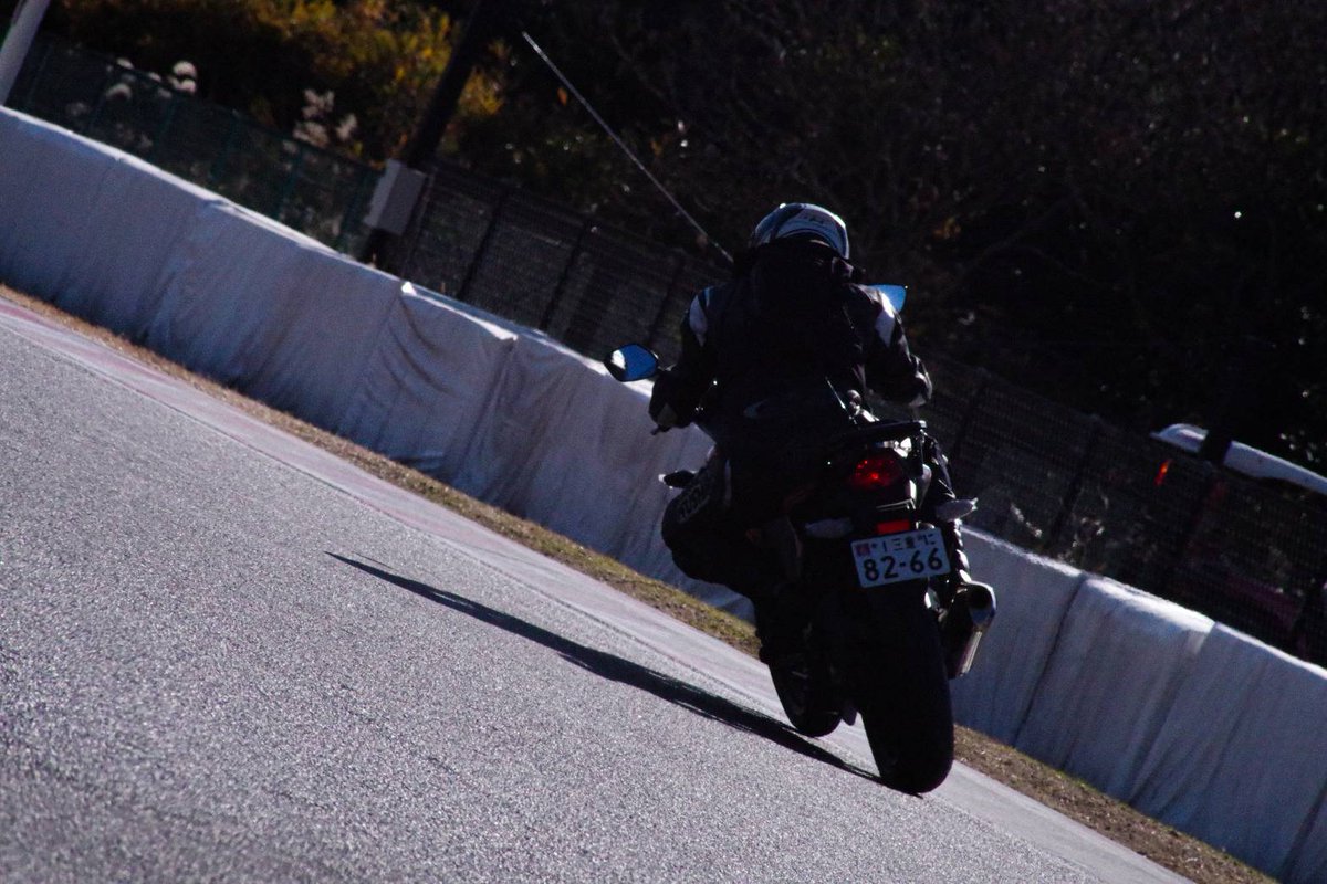 3YlYkCRyRDPq0tY's tweet photo. 連日の南コース、今日は通勤号のCBR250Rでライドオンクラブでした。昨日よりも暖かく、走ってて汗かきました😅 2Rは台数多かったですがROCは少なく、午後は1台!貸切でつい集中力欠いてミスいっぱいしましたが、ベスト更新で気分よく終えました🏁
#鈴鹿サーキット
#南コース
#CBR250R
#MC45 https://t.co/rPX38KS057