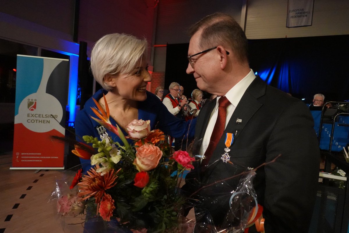 Muziekvereniging Excelsior #Cothen bestaat maar liefst 135 jaar. Gisteravond gaven fanfare, malletband en twirlteam een spetterend Winterconcert in een bomvolle Rijnsloothal. Na 40 jaar trouwde dienst ontving dirigent Herman Wiegers een welverdiende koninklijke onderscheiding.