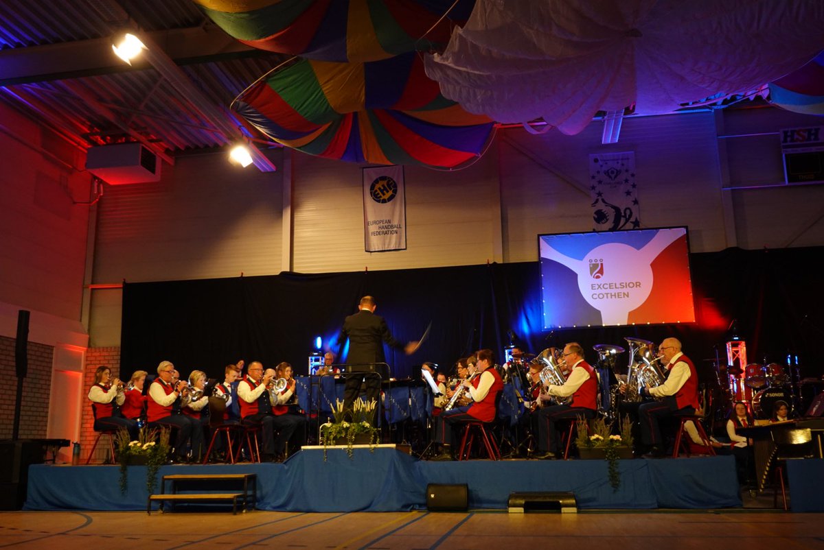 irismeerts's tweet photo. Muziekvereniging Excelsior #Cothen bestaat maar liefst 135 jaar. Gisteravond gaven fanfare, malletband en twirlteam een spetterend Winterconcert in een bomvolle Rijnsloothal. Na 40 jaar trouwde dienst ontving dirigent Herman Wiegers een welverdiende koninklijke onderscheiding. https://t.co/MlYjCnLCgm