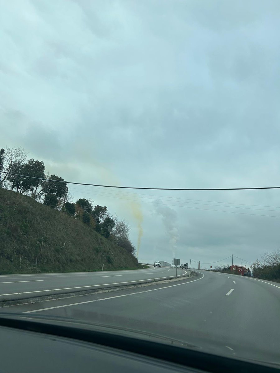 faikkobakoglu's tweet photo. Burası Bandırma-Erdek yolu üzerindeki Bağfaş Bandırma Gübre Fabrikası. Bir sürü şikayete rağmen hala denize ve havaya atık vermeye devam ediyor. Bu gördüğünüz sarı renkli duman sülfit yani kükürt dumanı. İnsan sağlığı için oldukça tehlikeli, zehirli bir gazdır! @csbgovtr @TCTarim https://t.co/llfHNYwXpG