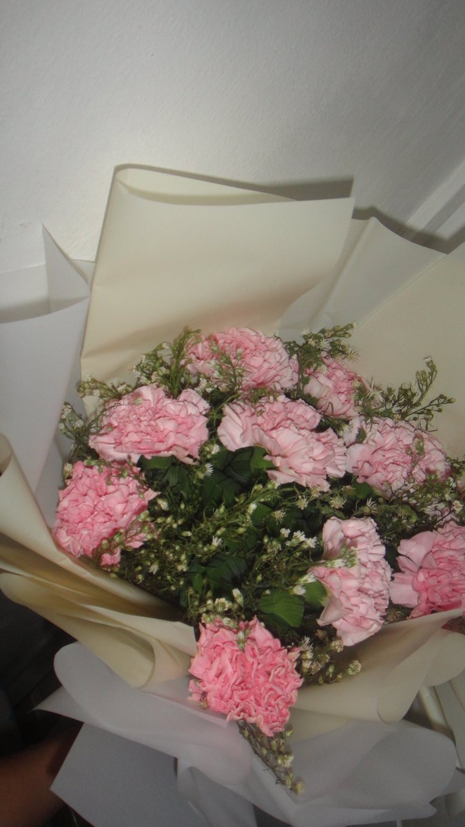grtrdlzbth's tweet photo. gf got me just because flowers :O https://t.co/Hfg6Zie85l