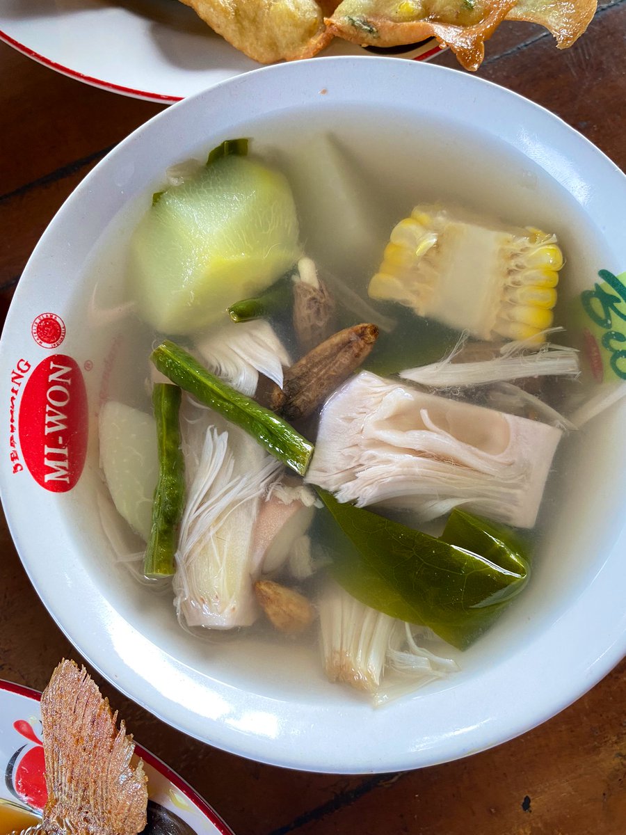 muandzzz's tweet photo. Masih lanjut nih #WeekendBerkuah
Hari ini nyobain makan di warung Betawi deket rumah.
Kalo ke warung Betawi pastilah pesen pecak bening, pepes, sayur asem, dan sambel dadak.
Benerlaah kalo suatu saat balik ke Jatim, hal yg aku kangenin dari Bekasi ni pasti makanannya yg ini 🥹 https://t.co/FAxcnIOUIX