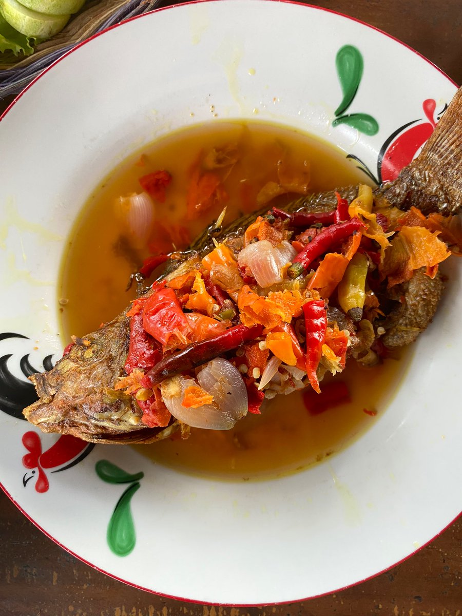 muandzzz's tweet photo. Masih lanjut nih #WeekendBerkuah
Hari ini nyobain makan di warung Betawi deket rumah.
Kalo ke warung Betawi pastilah pesen pecak bening, pepes, sayur asem, dan sambel dadak.
Benerlaah kalo suatu saat balik ke Jatim, hal yg aku kangenin dari Bekasi ni pasti makanannya yg ini 🥹 https://t.co/FAxcnIOUIX