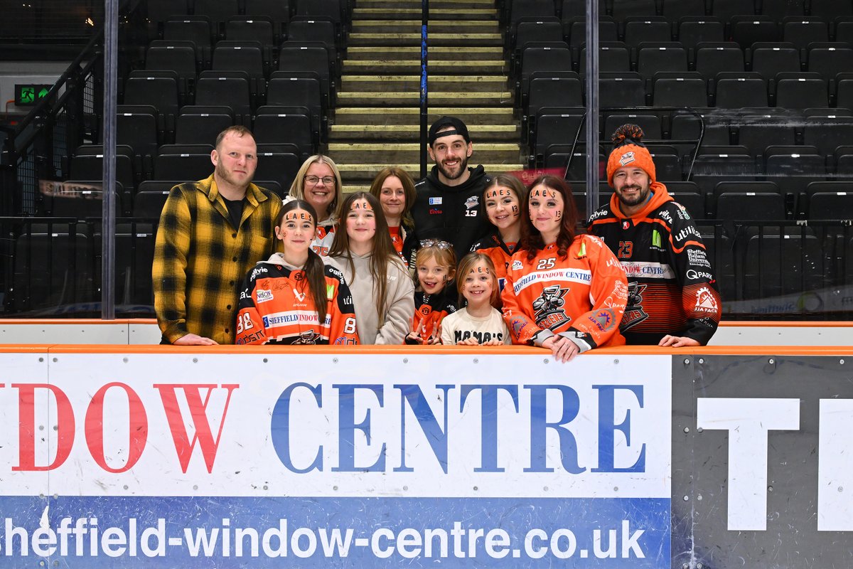 🍊🏒 Our Face Paint Winners last night were Emmie Scott and Isla McMichael and after the game, they and their group met Daniel Leavens for a few photos 

Thanks to all who took part

#SteelersHockey