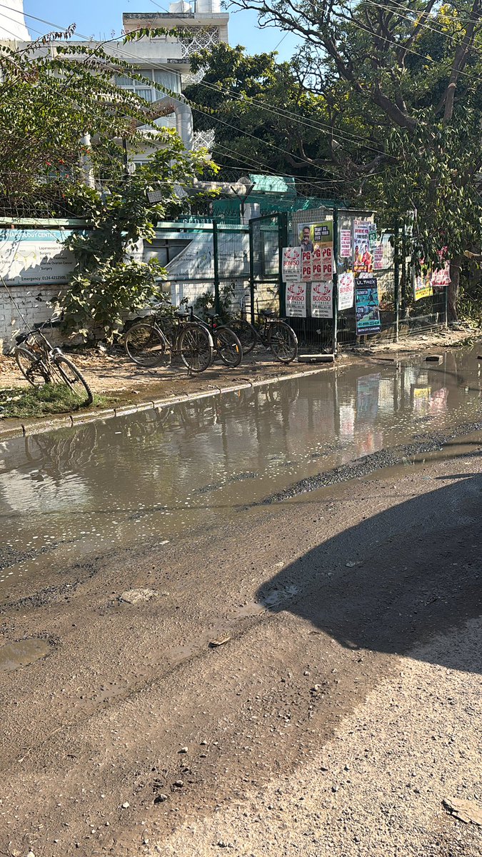 sahilbagga93's tweet photo. Alarming conditions outside Mayom Hospital, South City 1 Gurgaon! Sewage water overflowing, smelly roads, and a high risk of diseases. 
How can one of Gurgaon's premium locations neglect infrastructure so badly? #GurgaonInfrastructure #mayomhospital @MunCorpGurugram https://t.co/h7erEGVmkC