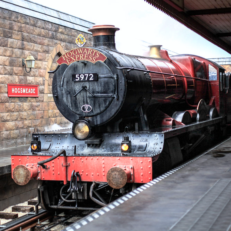 SAS_The01's tweet image. ⠀
Perlahan lokomotif itu melambatkan tempo dan akhirnya berhenti di stasiun. “Jangan sampai ada barang pribadi yang tertinggal. Sebelum turun, pastikan seluruh koper sudah lengkap.” Pemandu memberi instruksi seraya mengamati tiap persona yang menuruni Hogwarts Express.
⠀