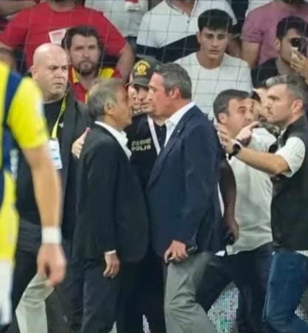 Bugün yönetim tam kadro Kadıköy'e gitmeli ,en ufak saygısızlıkta tribüne girip taraftarımızla omuz omuza maçı takip etmeli.
#Göztepe