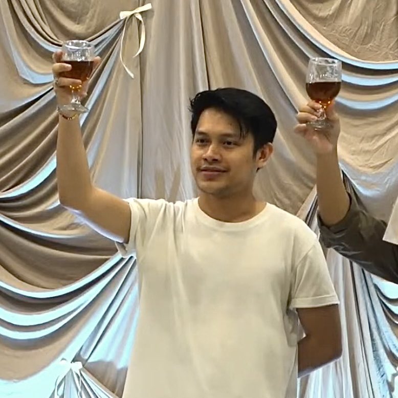 hellocookiessss's tweet photo. Cheers for freedom🥂🥂🍷, mari kita rayakan bersama pencapaian -pencapaian selanjutnya dengan Sepenuh Hati sampai Tak Ada Ujungnya🥰🥂 https://t.co/EktWmKZxBa